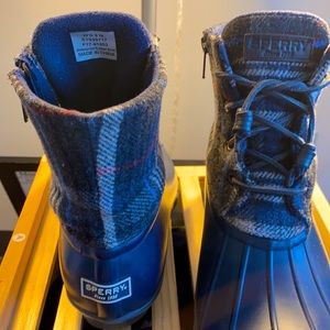 SPERRY - Navy Duck Boots (Saltwater Wool Embossed)